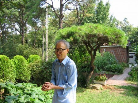 Poet Ko Un will be at the Dancing in Other Words/Die Dansende Digterfees, an international poetry festival, curated by Breyten Breytenbach Poet Ko Un will be at the Dancing in Other Words/Die Dansende Digterfees, an international poetry festival, curated by Breyten Breytenbach